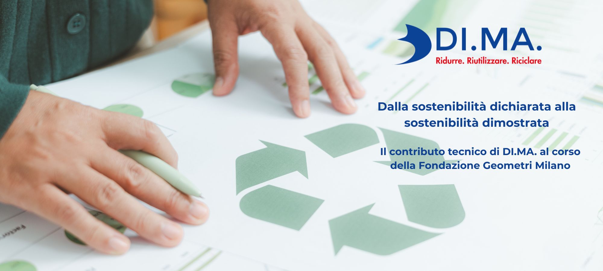 L’immagine mostra un contesto legato alla sostenibilità e al riciclo. Si vedono delle mani sopra documenti con un grande simbolo del riciclo verde al centro, suggerendo un’attività di analisi o progettazione ambientale.